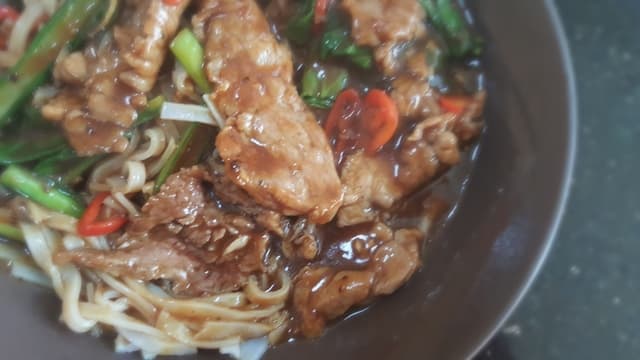 black pepper beef noodle
