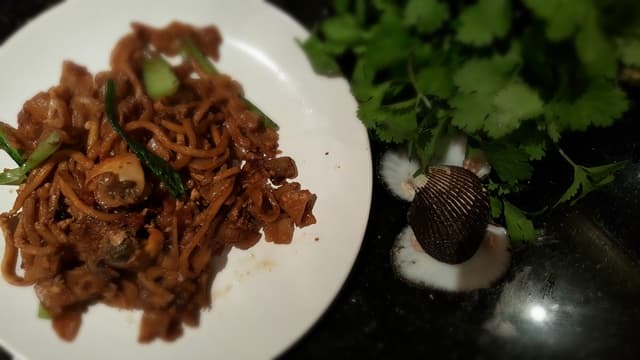 char kway teow with hum