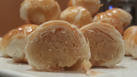 Bean-filled Chinese Biscuits (Tau Sar Piah – 豆沙饼)